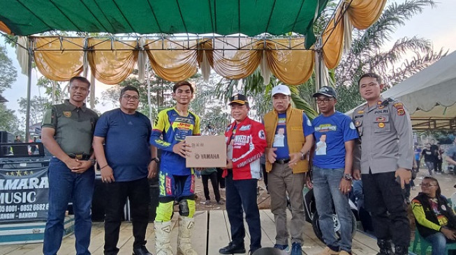 Al Haris Tutup Gubernur Cup 1 Super Grasstrack Sirkuit MPK Bangko